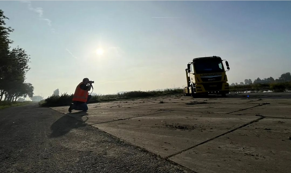 Jaap Koster fotografeert een vrachtwagen