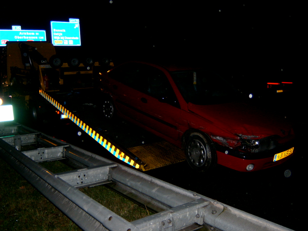auto tegen vangrail 2004