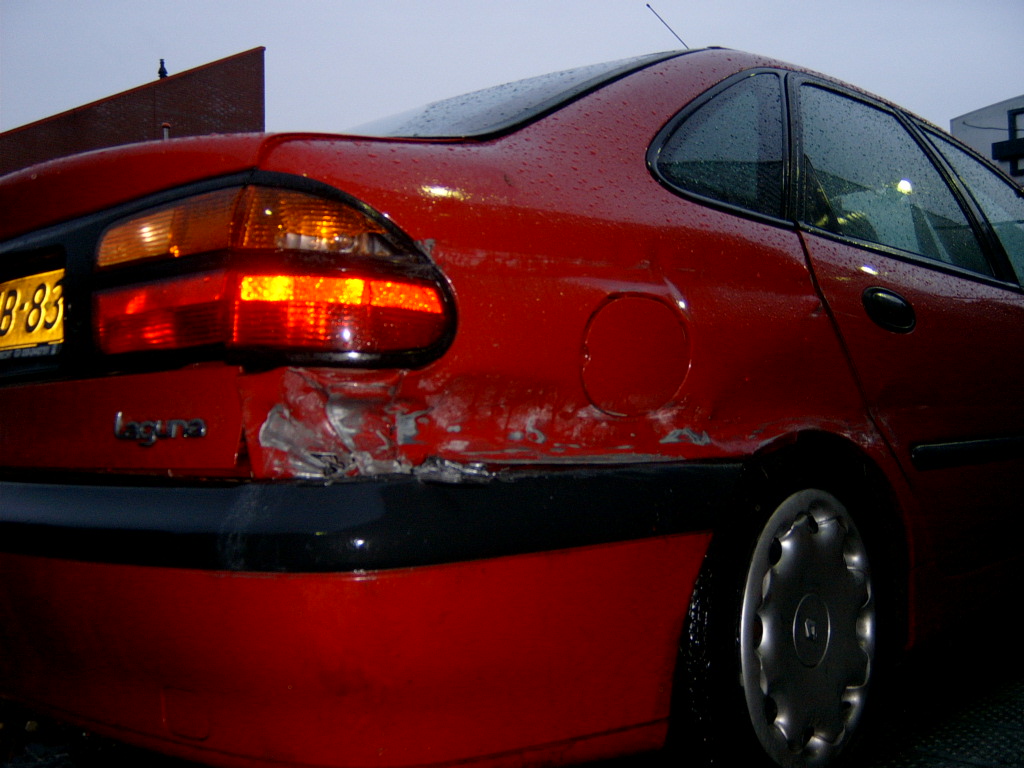 auto tegen vangrail 2004