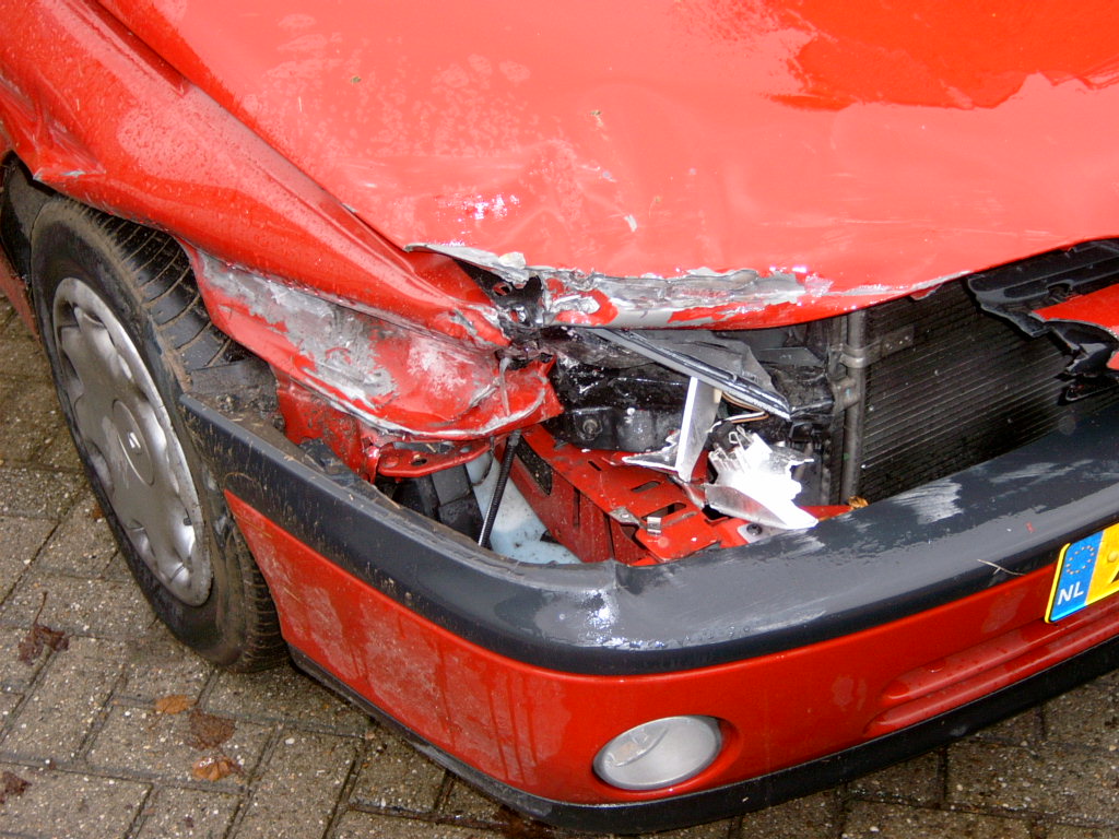 auto tegen vangrail 2004