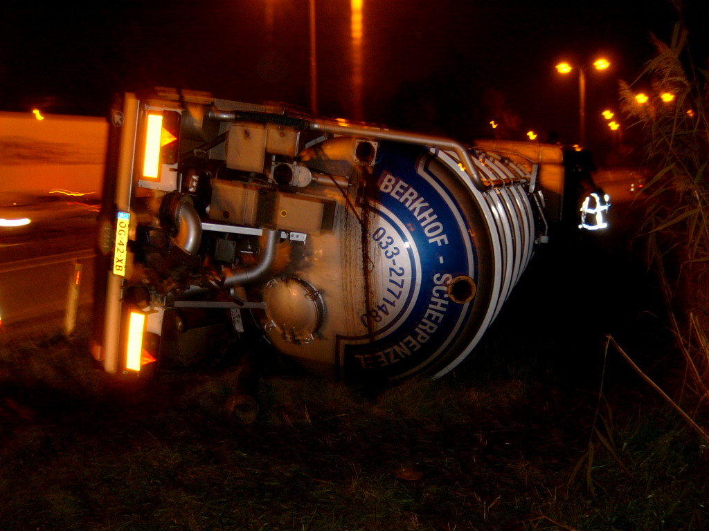vrachtwagen gekantled naar A12 bij woerden 29-10-2003