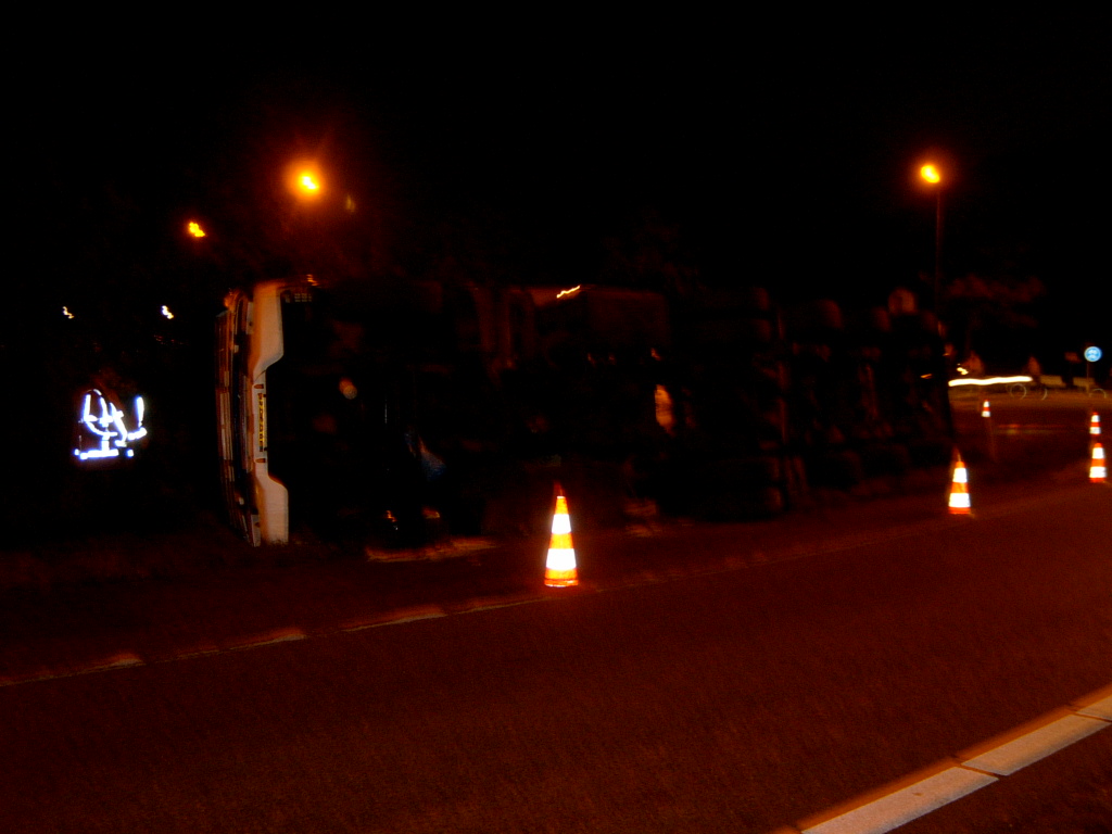 vrachtwagen gekantled naar A12 bij woerden 29-10-2003