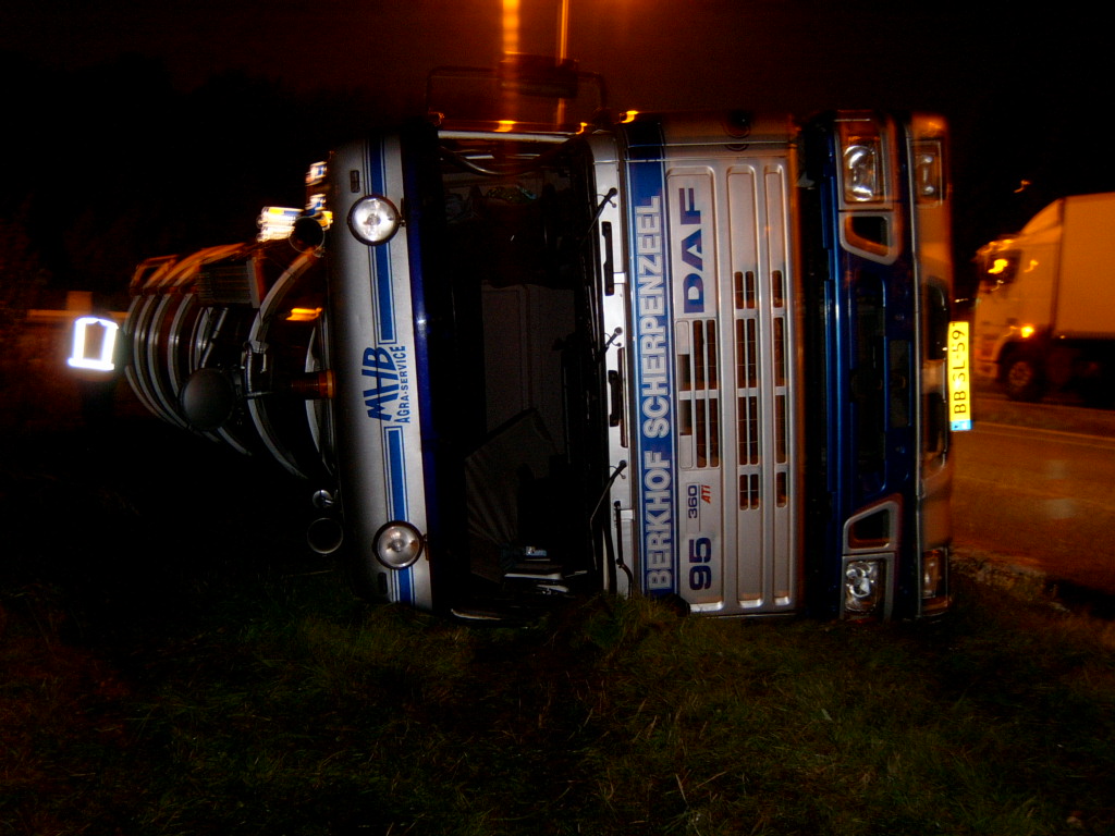 vrachtwaegen gekantled naar A12 bij woerden 29-10-2003